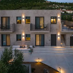 Topos Apartment